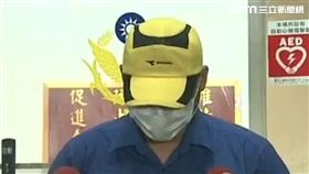 葉男先在路上隨機打人，被害人逃進畫室求救，他還衝進屋內追打，並嘗試攻擊畫室老闆娘，最後由丈夫制止並報警逮人（翻攝自《爆料公社》）