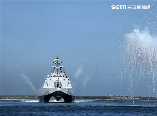 光六飛彈快艇、沱江艦性能展示。（記者邱榮吉/左營拍攝）