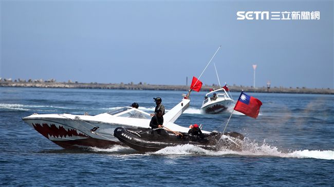 兩棲偵搜大隊海上戰技。（記者邱榮吉/左營拍攝）