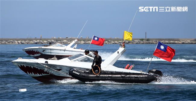 兩棲偵搜大隊海上戰技。（記者邱榮吉/左營拍攝）