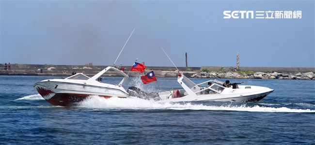 兩棲偵搜大隊海上戰技。（記者邱榮吉/左營拍攝）