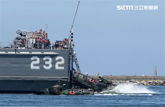 AAV7兩棲突擊車舟波演練。（記者邱榮吉/左營拍攝）