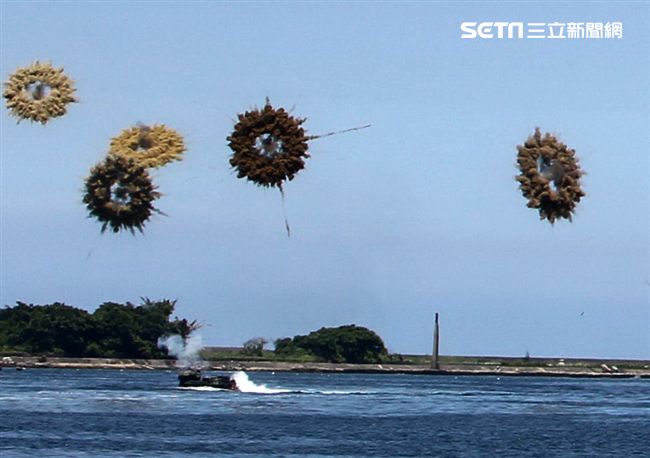 AAV7兩棲突擊車舟波演練。（記者邱榮吉/左營拍攝）