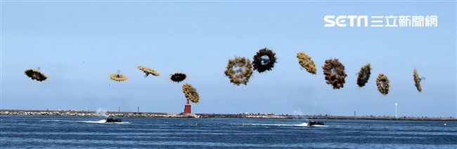 AAV7兩棲突擊車舟波演練。（記者邱榮吉/左營拍攝）