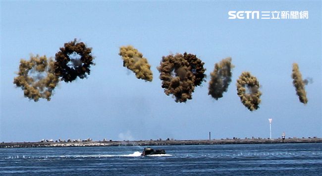 AAV7兩棲突擊車舟波演練。（記者邱榮吉/左營拍攝）