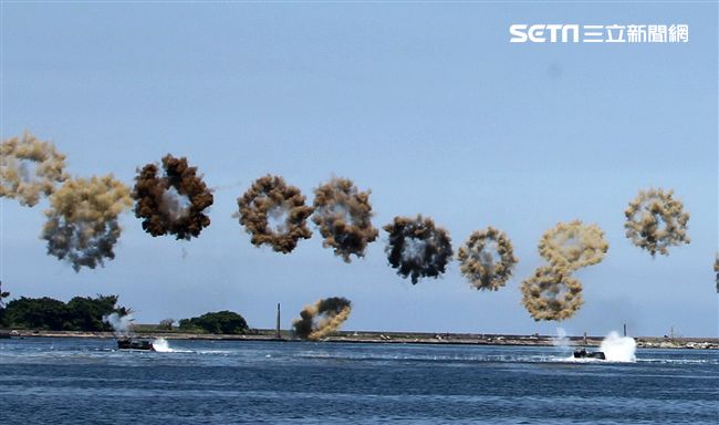 AAV7兩棲突擊車舟波演練。（記者邱榮吉/左營拍攝）