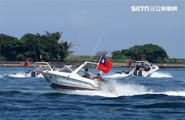 兩棲偵搜大隊海上戰技。（記者邱榮吉/左營拍攝）