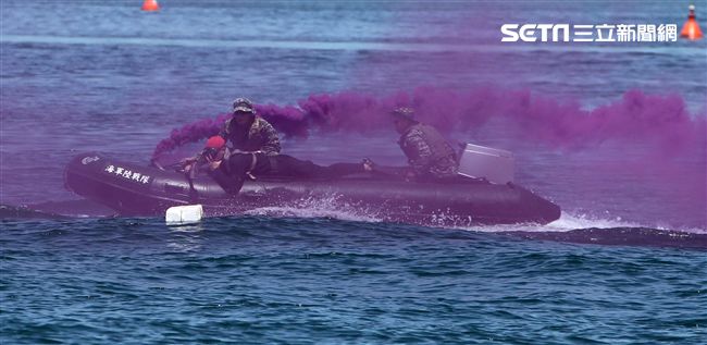 兩棲偵搜大隊海上戰技。（記者邱榮吉/左營拍攝）