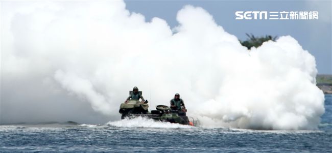 AAV7兩棲突擊車舟波演練。（記者邱榮吉/左營拍攝）