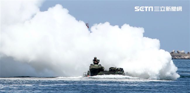 AAV7兩棲突擊車舟波演練。（記者邱榮吉/左營拍攝）