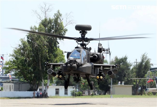 AH-64E阿帕契攻擊直升機離場。（記者邱榮吉/左營拍攝）