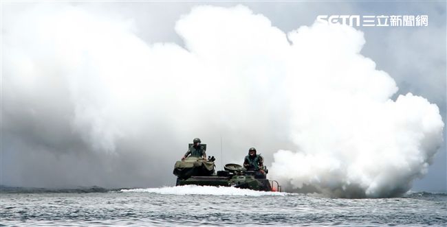 AAV7兩棲突擊車舟波演練。（記者邱榮吉/左營拍攝）