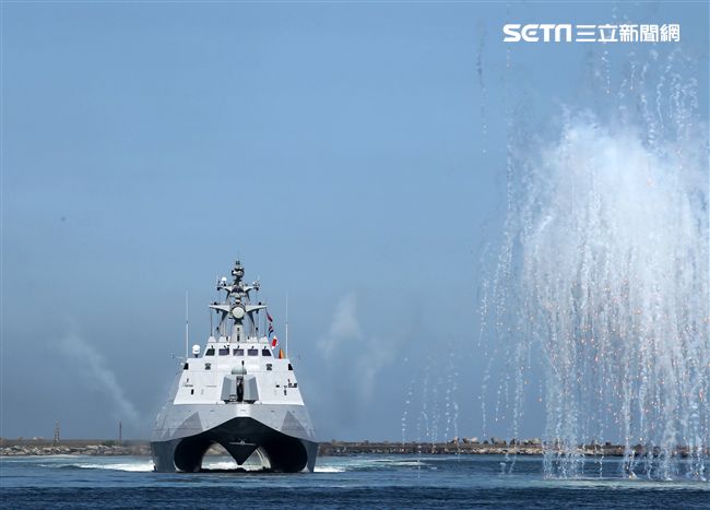 光六飛彈快艇、沱江艦性能展示。（記者邱榮吉/左營拍攝）