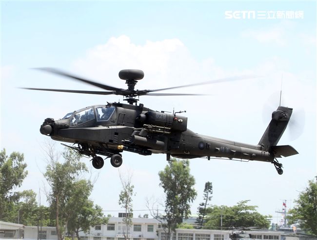 AH-64E阿帕契攻擊直升機離場。（記者邱榮吉/左營拍攝）