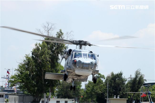 S70C反潛直升機離場。（記者邱榮吉/左營拍攝）
。（記者邱榮吉/左營拍攝）
