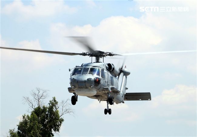 S70C反潛直升機離場。（記者邱榮吉/左營拍攝）
。（記者邱榮吉/左營拍攝）
