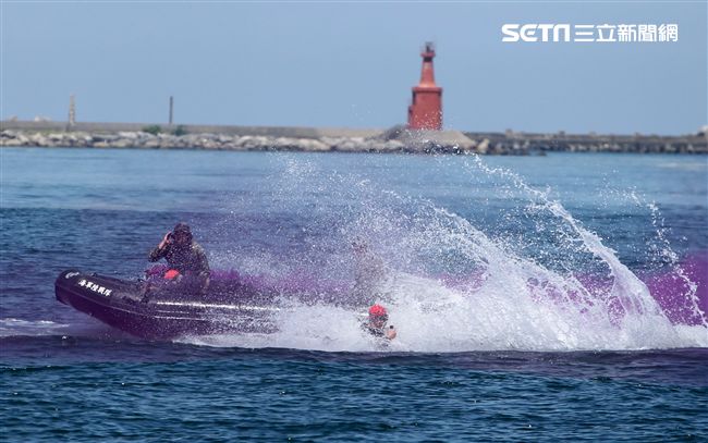 兩棲偵搜大隊海上戰技。（記者邱榮吉/左營拍攝）