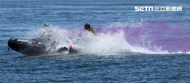 兩棲偵搜大隊海上戰技。（記者邱榮吉/左營拍攝）