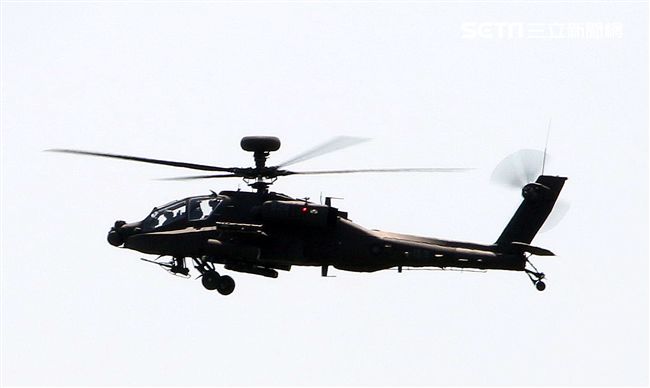 AH-64E阿帕契攻擊直升機離場。（記者邱榮吉/左營拍攝）