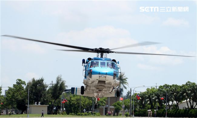 海鷗救護直升機離場。（記者邱榮吉/左營拍攝）