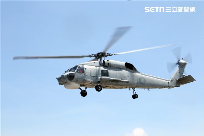 S70C反潛直升機離場。（記者邱榮吉/左營拍攝）
。（記者邱榮吉/左營拍攝）
