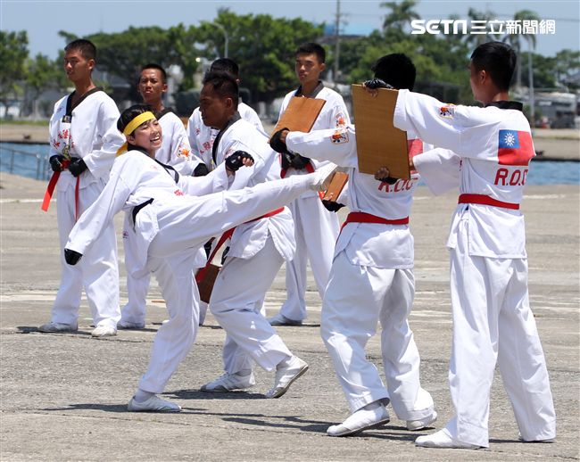 莒拳隊操演。（記者邱榮吉/左營拍攝）