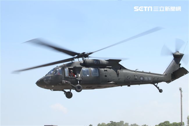 UH-60M黑鷹直升機離場。（記者邱榮吉/左營拍攝）