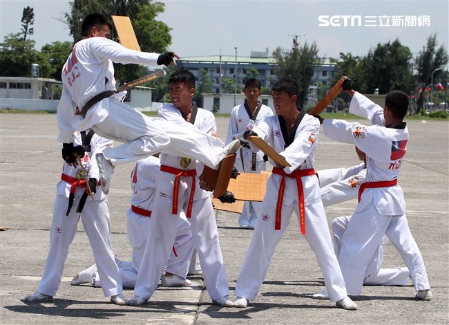 106年國防知性之旅海軍左營營區開放。（記者邱榮吉/左營拍攝）
