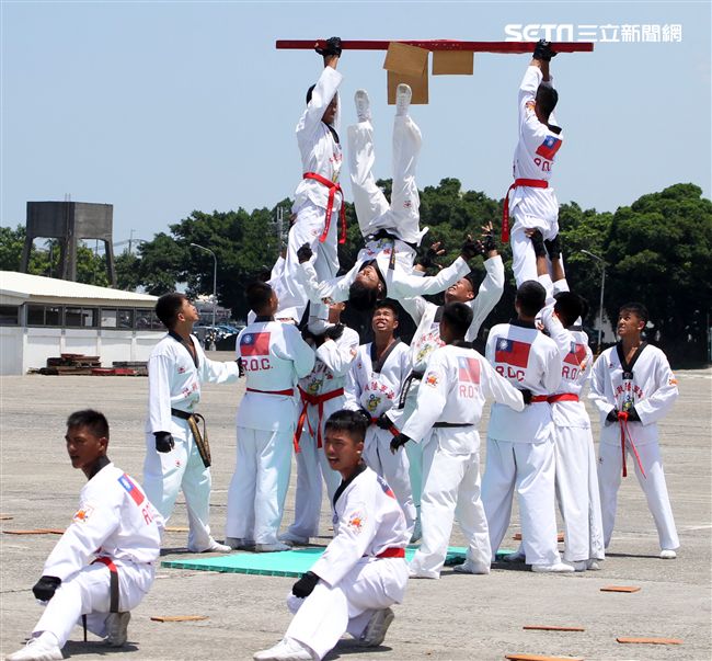 莒拳隊操演。（記者邱榮吉/左營拍攝）