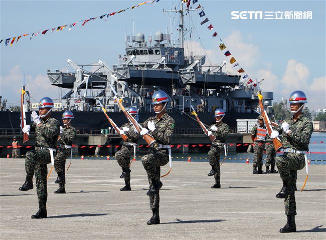 陸戰隊儀隊奪命槍操演。（記者邱榮吉/左營拍攝）