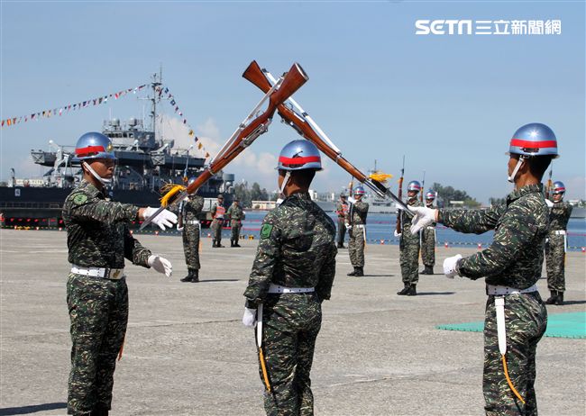 陸戰隊儀隊奪命槍操演。（記者邱榮吉/左營拍攝）