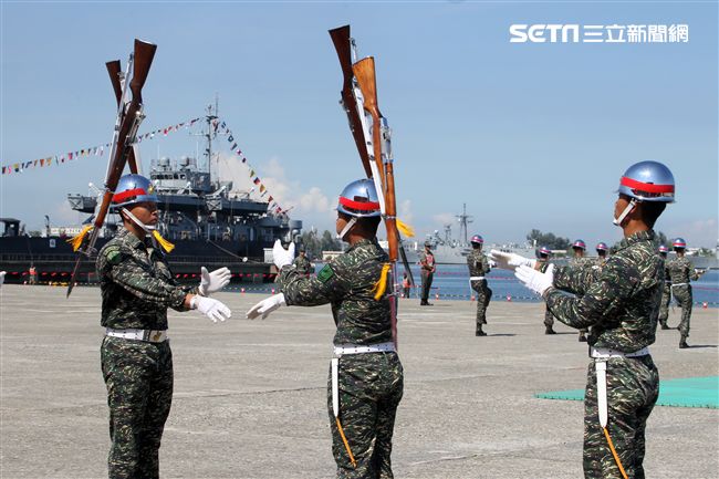 陸戰隊儀隊奪命槍操演。（記者邱榮吉/左營拍攝）