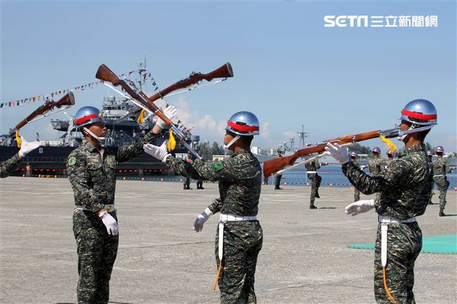 陸戰隊儀隊奪命槍操演。（記者邱榮吉/左營拍攝）