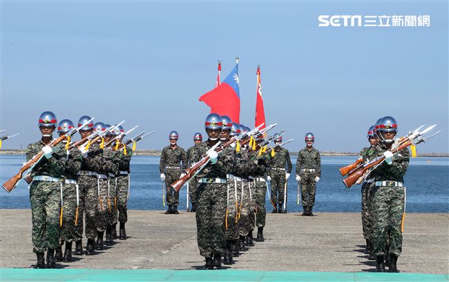 陸戰隊儀隊奪命槍操演。（記者邱榮吉/左營拍攝）