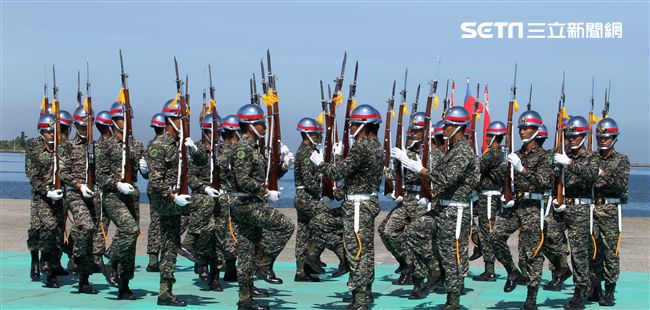 陸戰隊儀隊奪命槍操演。（記者邱榮吉/左營拍攝）