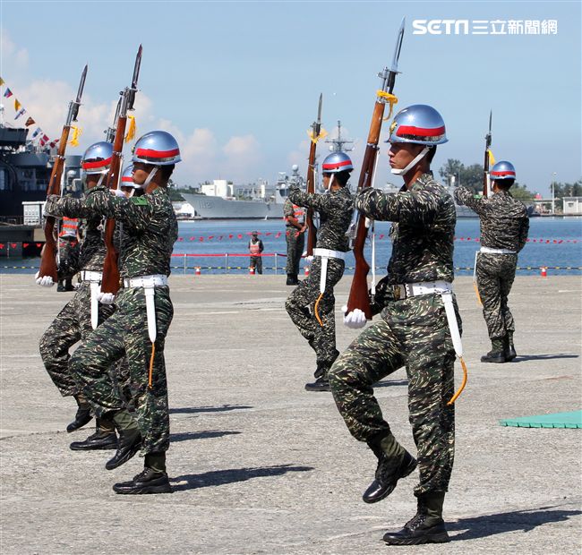 陸戰隊儀隊奪命槍操演。（記者邱榮吉/左營拍攝）