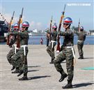 陸戰隊儀隊奪命槍操演。（記者邱榮吉/左營拍攝）