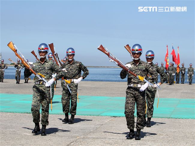 陸戰隊儀隊奪命槍操演。（記者邱榮吉/左營拍攝）