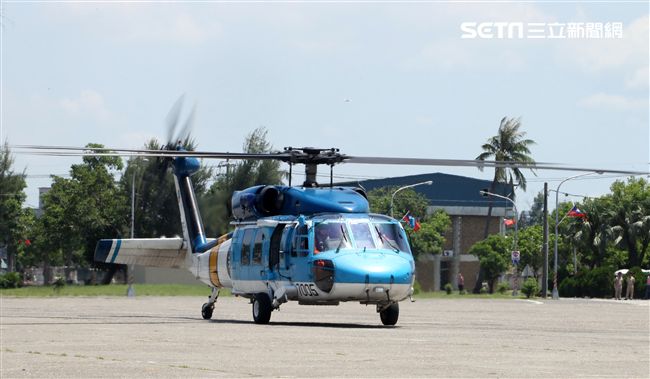 海鷗救護直升機離場。（記者邱榮吉/左營拍攝