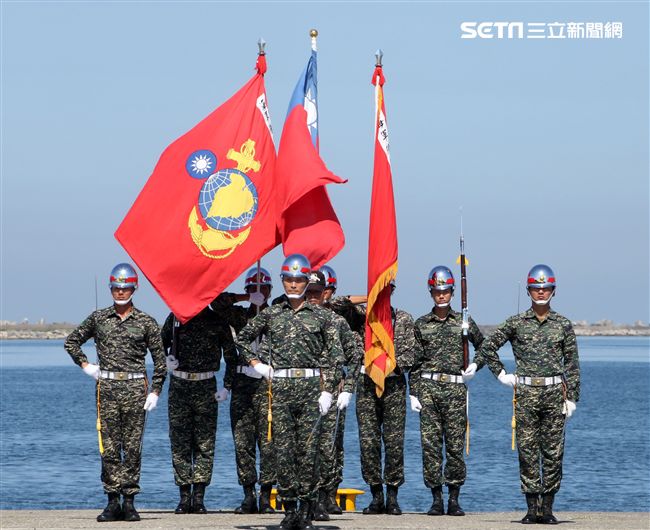 陸戰隊儀隊奪命槍操演。（記者邱榮吉/左營拍攝）