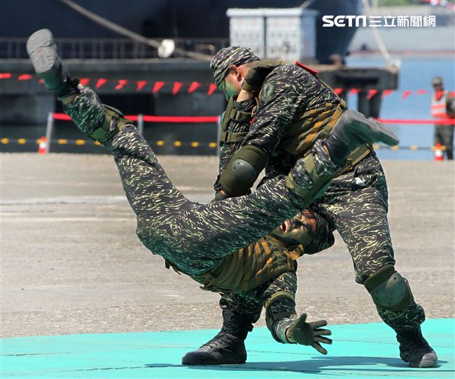 陸戰隊武術操演。（記者邱榮吉/左營拍攝）