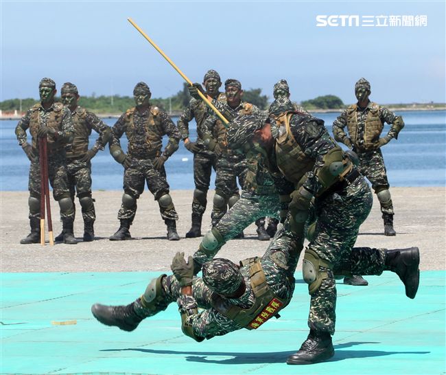 陸戰隊武術操演。（記者邱榮吉/左營拍攝）