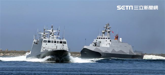 光六飛彈快艇、沱江艦性能展示。（記者邱榮吉/左營拍攝
