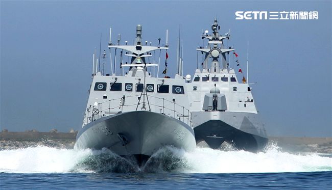 光六飛彈快艇、沱江艦性能展示。（記者邱榮吉/左營拍攝）