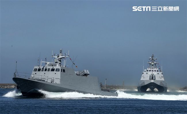 光六飛彈快艇、沱江艦性能展示。（記者邱榮吉/左營拍攝）