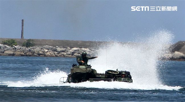 AAV7兩棲突擊車舟波演練。（記者邱榮吉/左營拍攝）