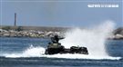 AAV7兩棲突擊車舟波演練。（記者邱榮吉/左營拍攝）