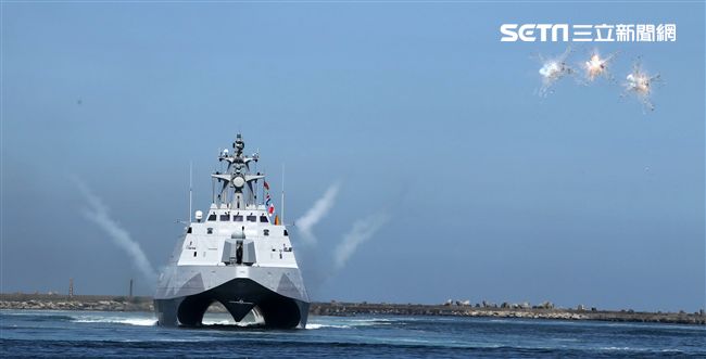 光六飛彈快艇、沱江艦性能展示。（記者邱榮吉/左營拍攝）