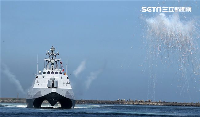 光六飛彈快艇、沱江艦性能展示。（記者邱榮吉/左營拍攝）