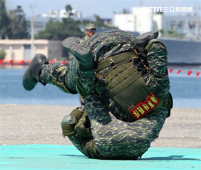 陸戰隊武術操演。（記者邱榮吉/左營拍攝）